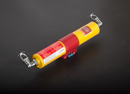Double nozzle fire extinguishing device